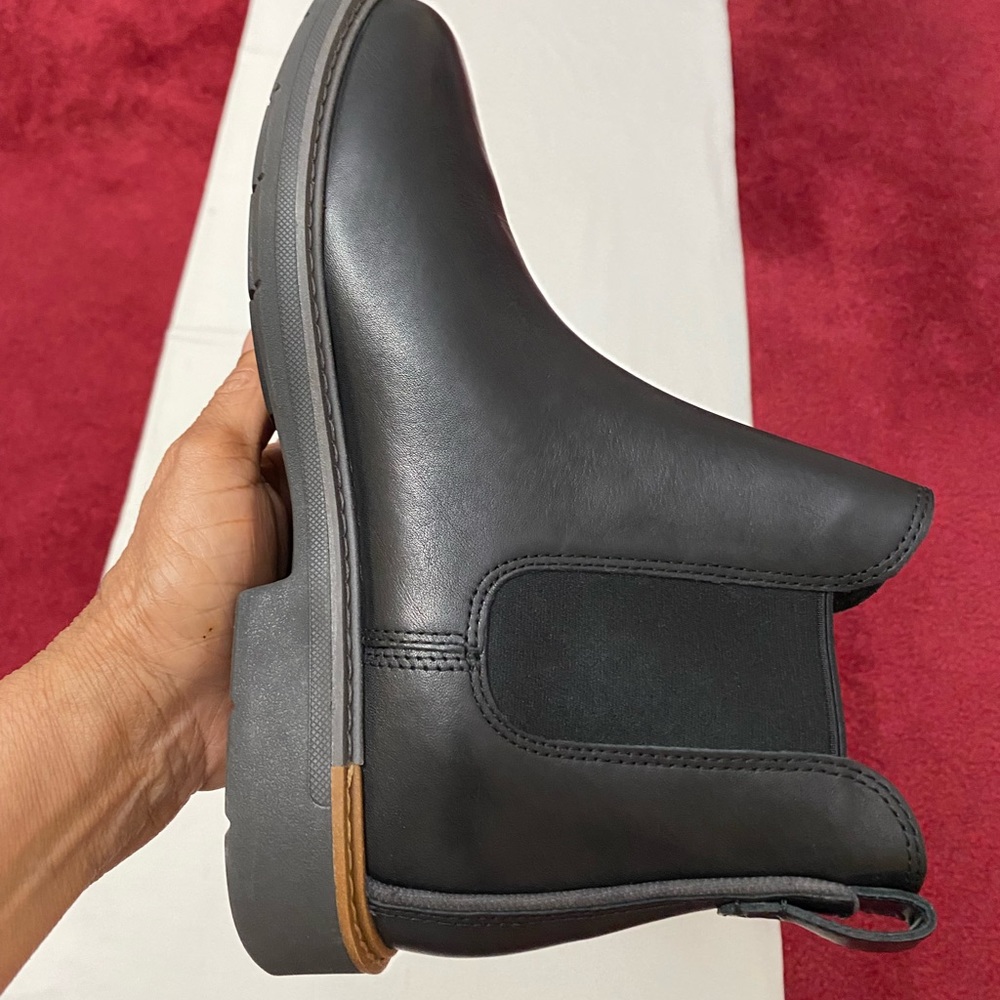 NWT Cole Hann Faux Leather Chelsea Boots Size 8. - Picture 7 of 10